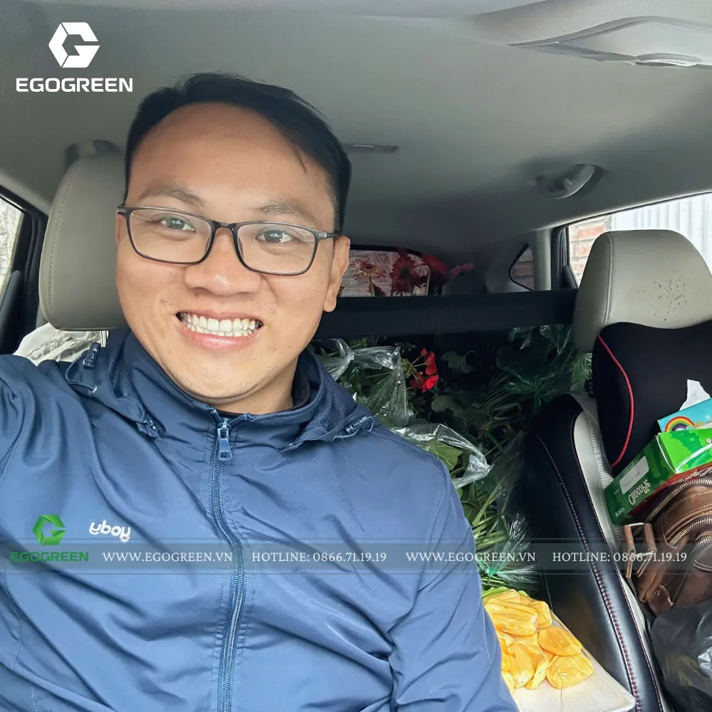 Công việc vẫn diễn ra dù anh Luân vẫn ngồi trên xe.